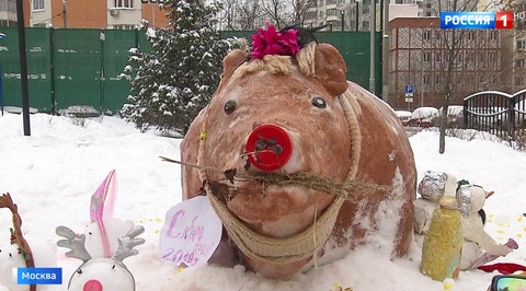 Снежные бабы и поросята: москвичи соревнуются в конкурсе снеговиков