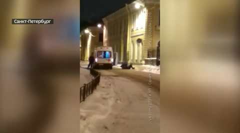 В Петербурге пьяный мужчина напал на врача скорой