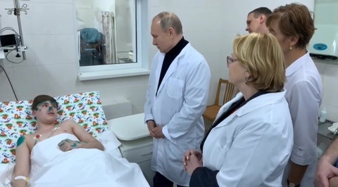 Путин пообщался с ранеными при взрыве в Магнитогорске
