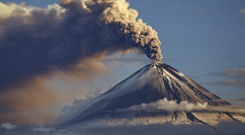 Камчатский вулкан Шивелуч выбросил столб пепла на семь километров