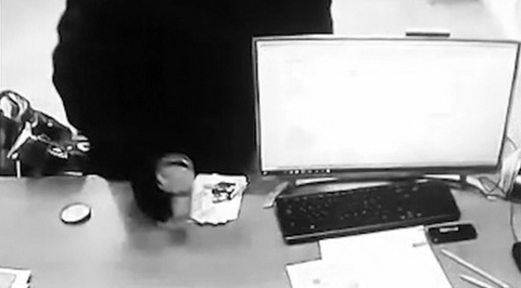 Пенсионерка устроила "кислотную атаку"  в офисе микрозаймов