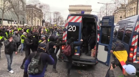 "Желтые жилеты" начали протестную акцию в центре Парижа