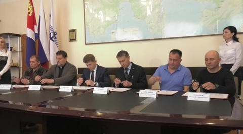 В Приморье решают судьбу косаток и белух, которые томятся в "китовой тюрьме"