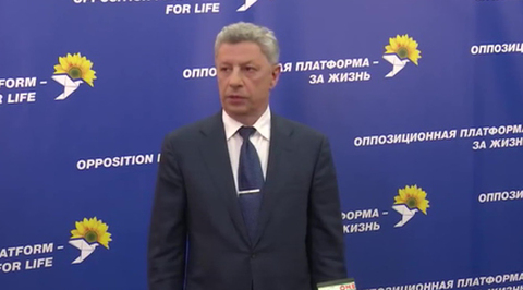 Националисты, требовавшие ареста Медведчука за визит в Россию, атаковали его дом
