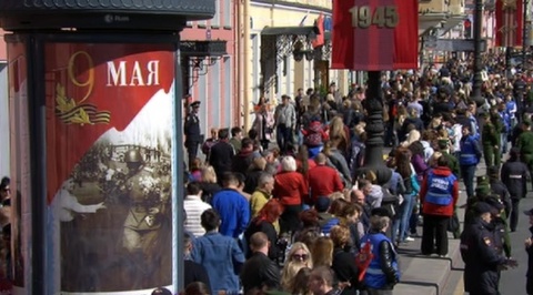 "Бессмертный полк" в Петербурге: ветераны проехали на ретро-автомобилях