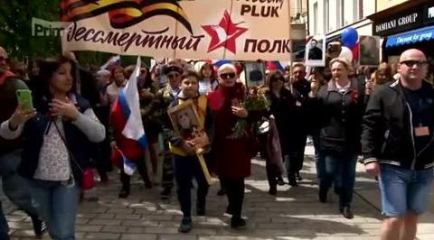 В Ханое более тысячи человек прошли в "Бессмертном полку"