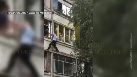 Спасение младенца от пьяного отца в Саратове: Интернет восхищен работой полицейских