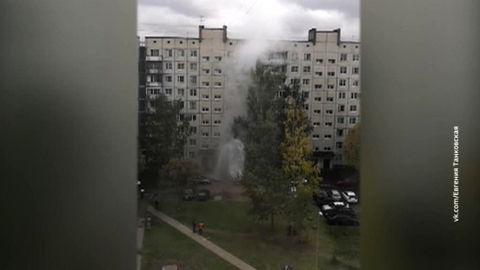 Фонтан кипятка прорвался во дворе жилого дома в Петербурге