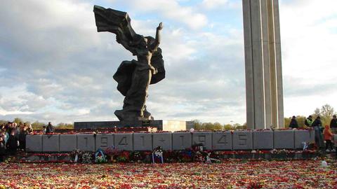 В Риге трактором убрали цветы, возложенные на 9 мая к памятнику Освободителям