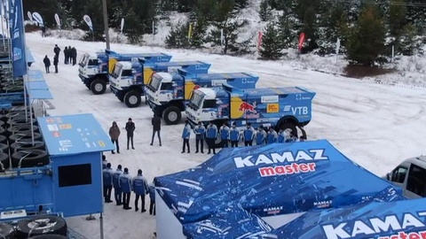 Грузовики команды "КАМАЗ-Мастер" отправились на ралли "Дакар"