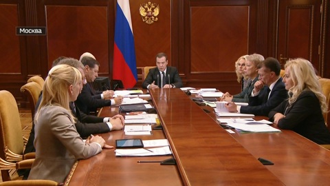 Медведев  поручил правительству решить проблему с жильем для детей-сирот