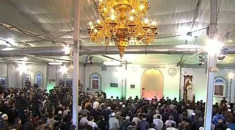 Тысячи верующих пришли к Соборной мечети: заклание перенесли за город
