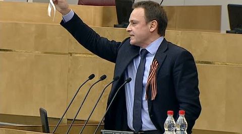 Депутат-единоросс растоптал белую ленточку в Госдуме