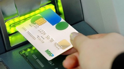 Банки начнут подключать карты "Мир" к платежной системе Apple Pay