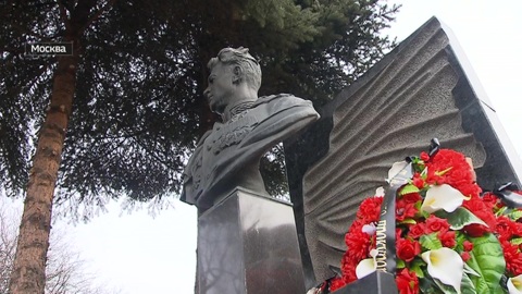 На Новодевичьем кладбище почтили память генерала Черняховского