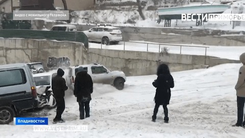 Более 80 жителей Владивостока получили травмы из-за гололеда