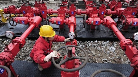 Василий Колташов: "Нефть и газ – не самое тяжелое оружие, которое Россия может применить в ответ на западные санкции"