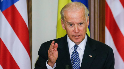 Журналист из США: обострить отношения с РФ Байдена заставили нулевые рейтинги