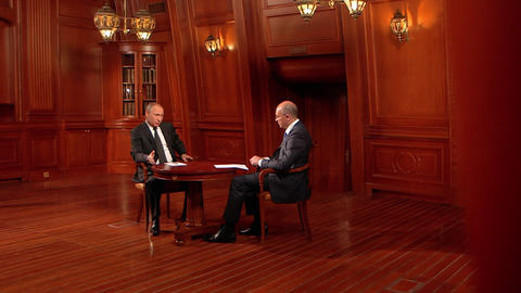Putin Stood Up to the Mob - How the Young Officer Defended the KGB Archives in East Germany