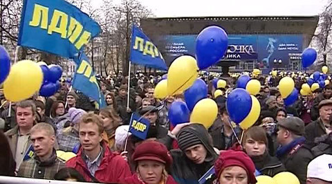 ЛДПР угостила москвичей кашей с чаем