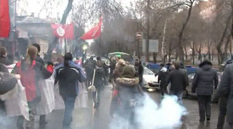 Оппозиционеры кидались дымовыми шашками на митинге в Нижнем Новгороде