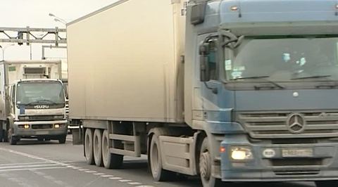 Грузовики со МКАДа решили пока не убирать