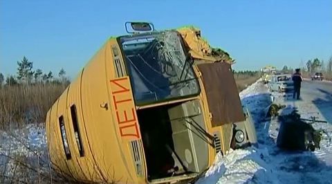 В Амурской области школьный автобус столкнулся с иномаркой: погиб пассажир