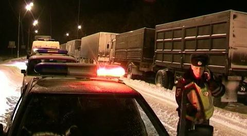 Автомобили с продуктами начали пускать в Тверь
