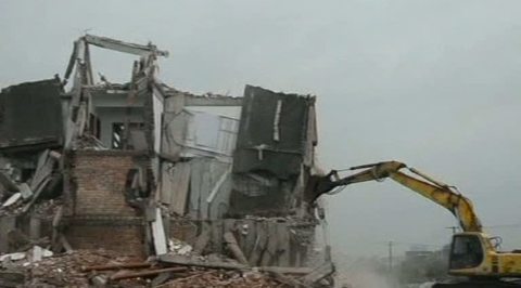 Пожилая китайская пара пыталась пожить прямо на шоссе