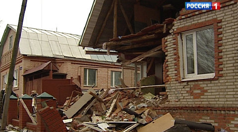 КамАЗ врезался в стену частного дома