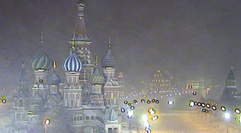Москву засыпает снегом