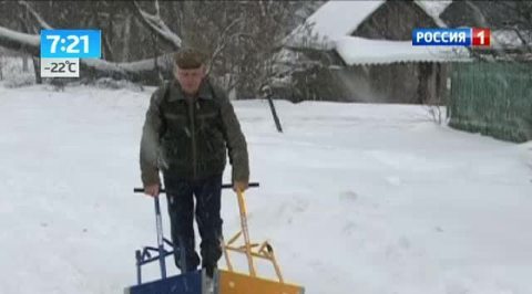 Лопата на салазках чистит снег сама