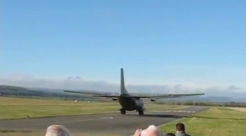 Германия: военный самолет чудом не раздавил людей при посадке