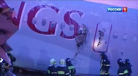 Самолет выкатился на шоссе на глазах у водителей