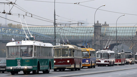 Более 100 тыс. человек посетили парад ретротранспорта в Москве
