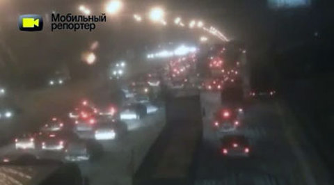 В Москве машины попали в снежный плен. Видео очевидца