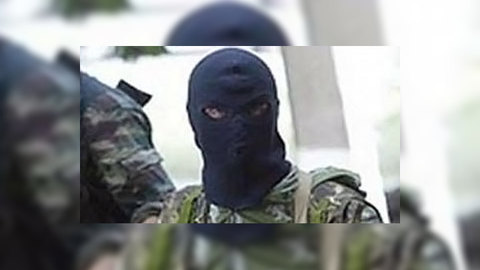 В Москве неизвестные в форме ОМОНа ограбили клиента банка