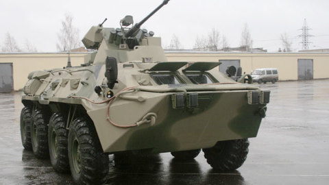Силач из Австрии возит на веревочке бронетранспортер