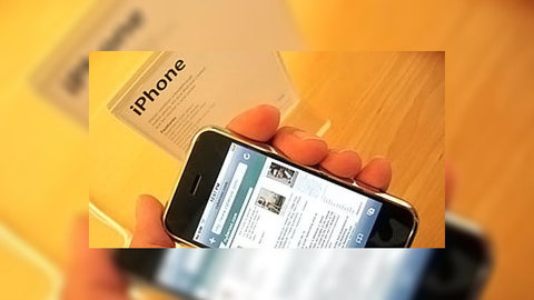 Продажи в России "айфонов" третьего поколения до конца года не начнутся