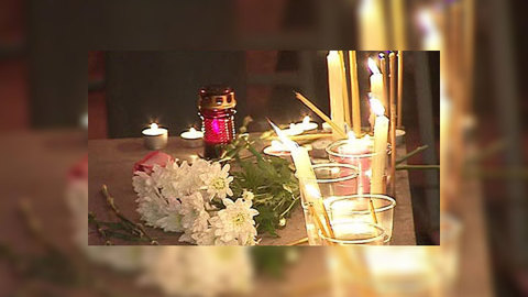 Москвичи второй день несут к метро цветы