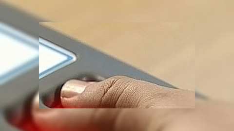 Иностранцев, прибывших в Британию, попросят приложить палец к сканеру