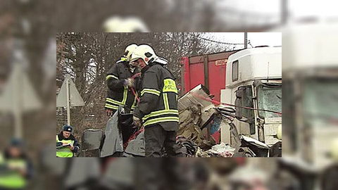 В Подмосковье две большегрузные фуры раздавили несколько легковушек