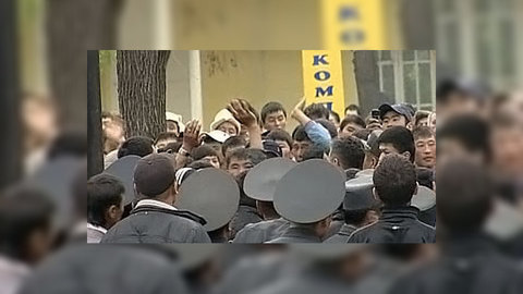 Киргизия в огне, милиционеры - в стороне