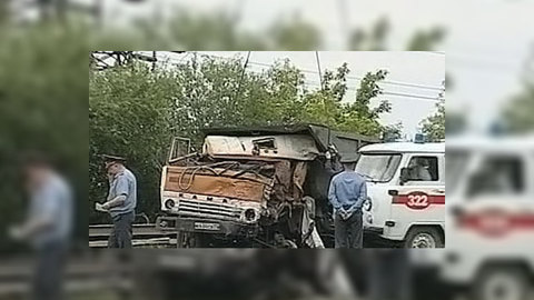 В Омске грузовик снёс автобус с детьми