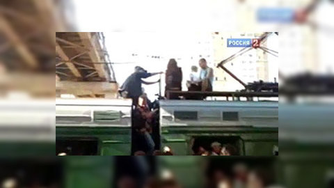 Люди добираются до Москвы на крышах поездов