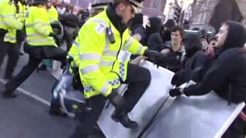 Британские власти попытались достучаться до студентов дубинками