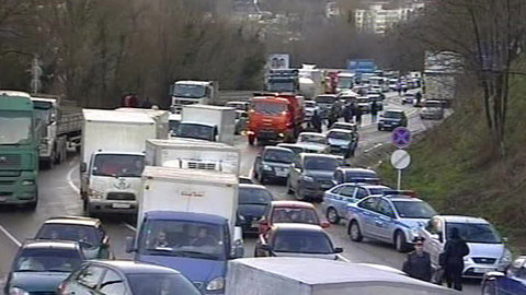 Оползень на трассе Сочи-Краснодар парализовал движение транспорта