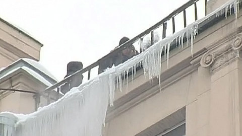 В Петербурге "дворники" в мини-юбках вышли на борьбу с сосульками