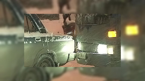 Сильный снегопад привел к массовым "поцелуям" в столице