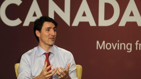 Неизвестные бросили горсть мелких камней в премьер-министра Канады Трюдо